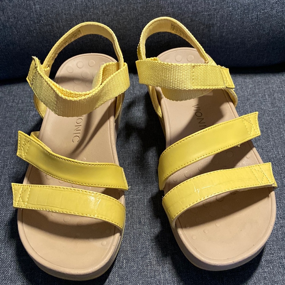Vionic Misty Yellow wedge sandal in 8 wide
